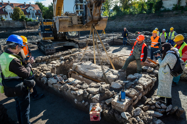 Археолози откриха древноримски саркофаг на 1700 години в унгарската столица Будапеща