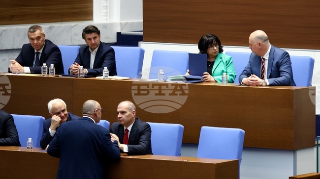 Бюджет 2026 г. е на база законодателството, заяви финансовият министър; за опозицията това е рисков бюджет, на фалита, чуха се призиви за протести