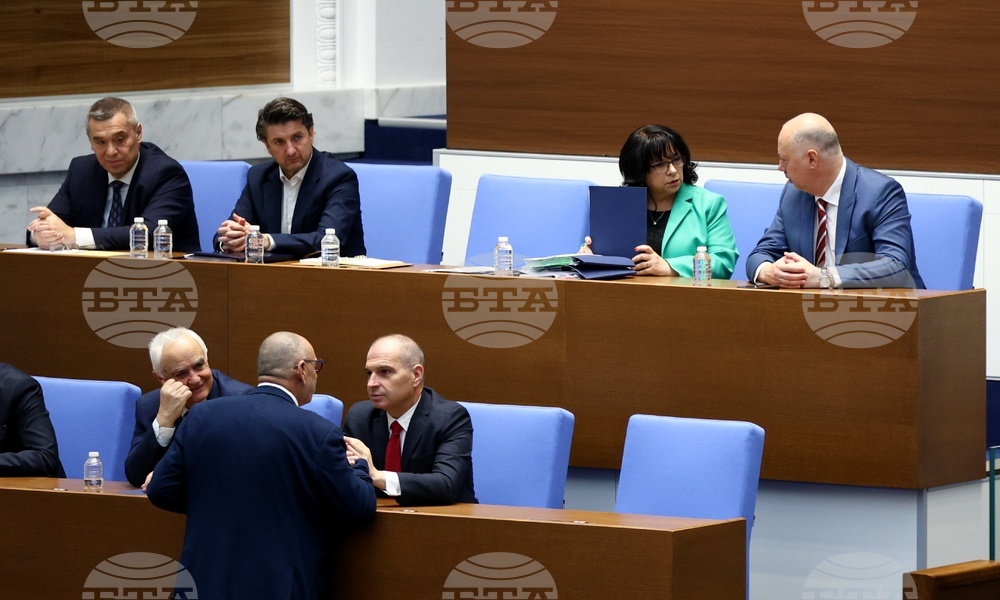 Бюджет 2026 г. е на база законодателството, заяви финансовият министър; за опозицията това е рисков бюджет, на фалита, чуха се призиви за протести