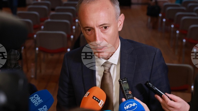 Нямаме намерение да закриваме или да сливаме нито едно държавно висше училище, а ще предложим създаването на консорциуми, каза Красимир Вълчев 