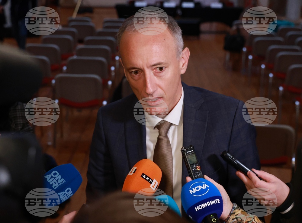 Нямаме намерение да закриваме или да сливаме нито едно държавно висше училище, а ще предложим създаването на консорциуми, каза Красимир Вълчев 