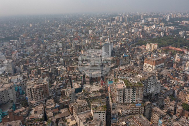 Пожар в бедняшки квартал в столицата на Бангладеш остави хиляди без дом 