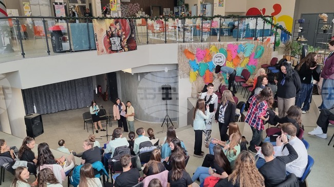 Ученици от две училища в Перник отбелязаха съвместно Деня на християнското семейство и Националния ден на четенето