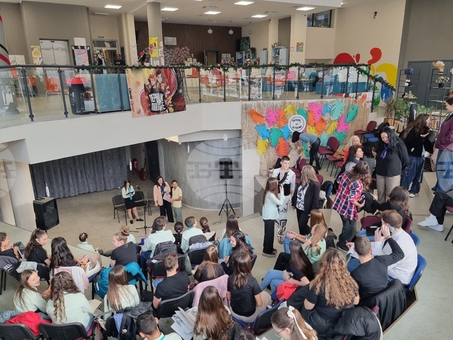 Ученици от две училища в Перник отбелязаха съвместно Деня на християнското семейство и Националния ден на четенето