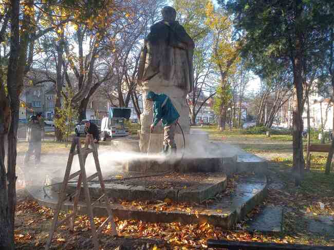 Община Шумен извършва почистване на графити и замърсявания по паметници