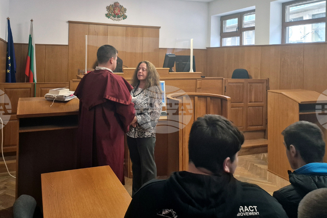 Граждани и ученици се запознаха с работата на Районен съд – Троян по време на Ден на отворените врати