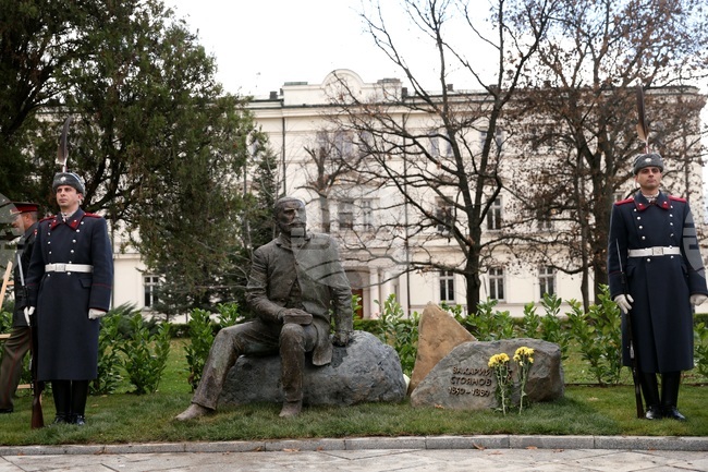 Паметник на Захарий Стоянов беше открит до историческата сграда на Народното събрание