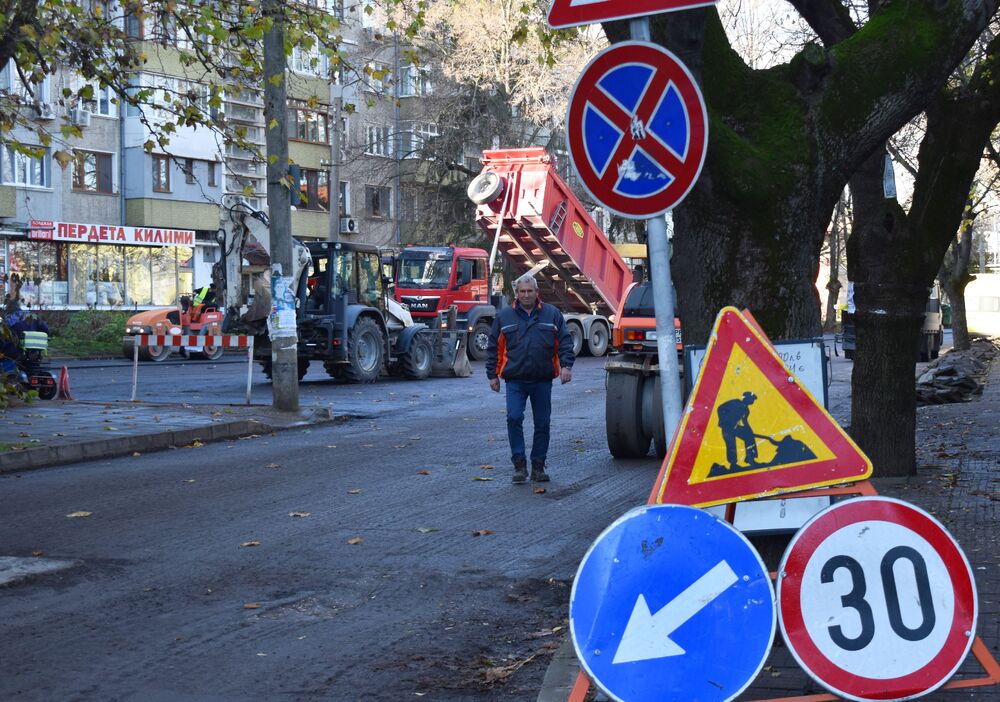 Община Разград: Започна асфалтирането на ул. „Марица“, в събота ще е затворен за движение още един участък от улицата