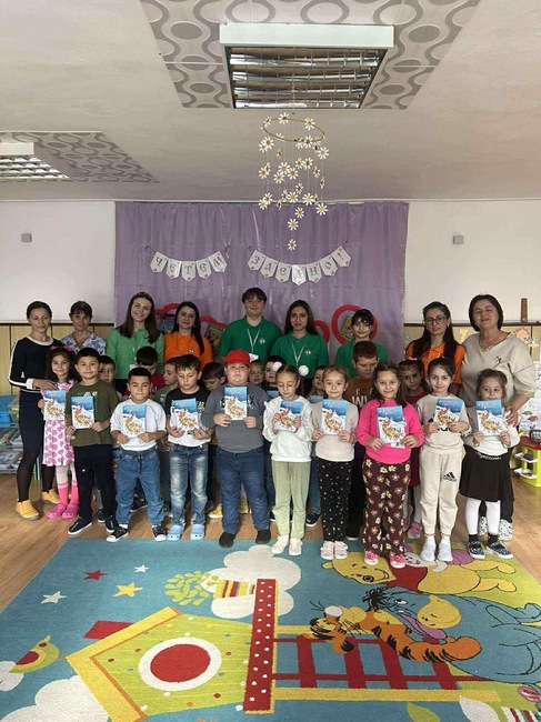 Гимназисти четоха приказки на деца от детската градина в Завет, Разградско, по повод Националния ден на четенето