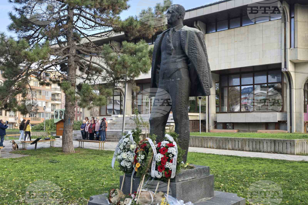 С поднасяне на цветя пред паметника на Йордан Йовков в Добрич бяха отбелязани 145 години от неговото рождение