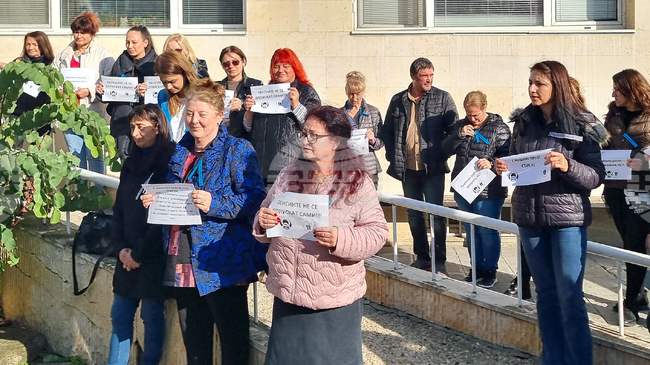 Служители на НОИ в Добрич протестираха с искане за подобряване на работната среда и увеличение на заплатите