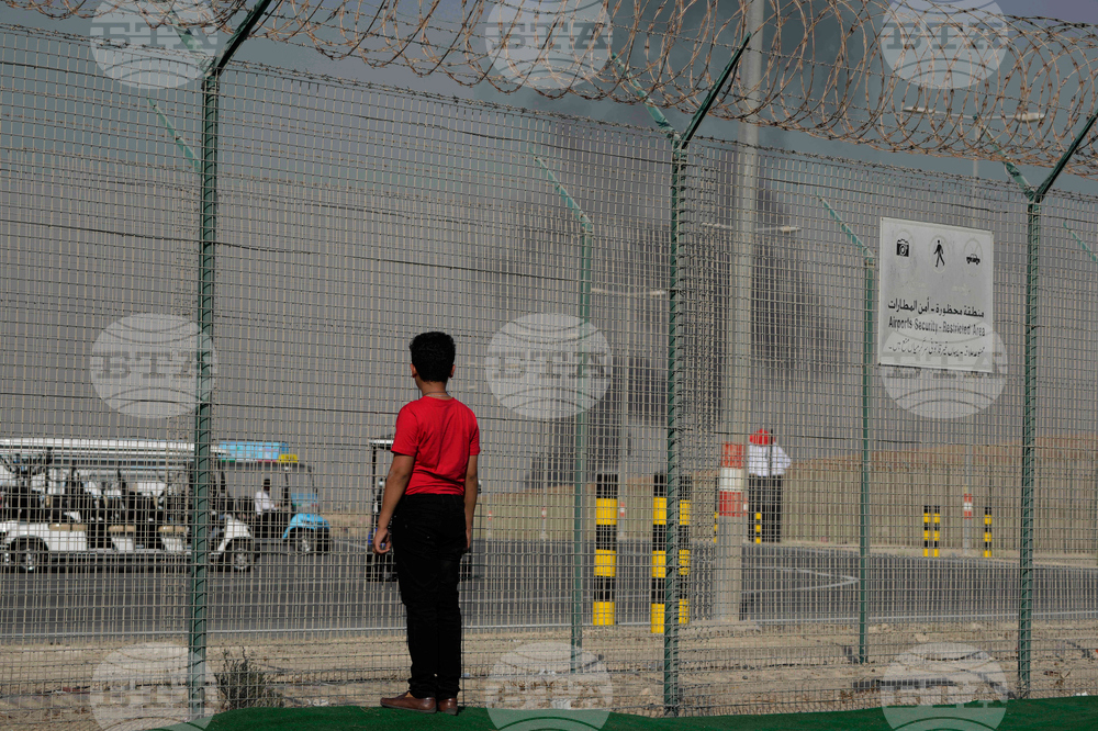 Индийски изтребител се разби по време на авиошоуто в Дубай; пилотът е загинал