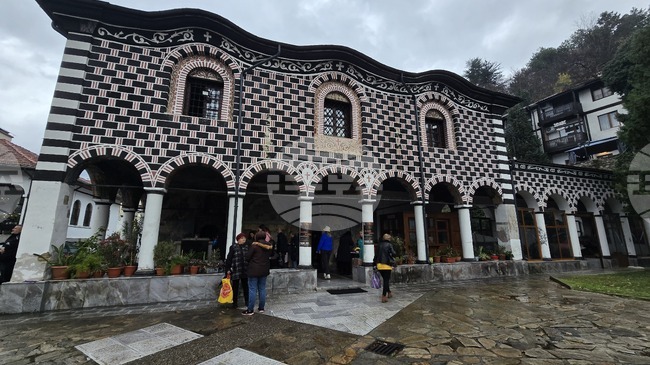 Днешният празник насочва вниманието към основната клетка на обществото – семейството, каза отец Петър Стефанов от Благоевград