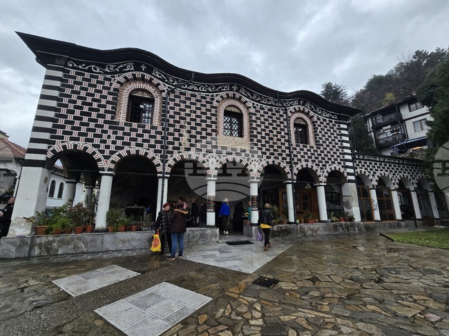 Днешният празник насочва вниманието към основната клетка на обществото – семейството, каза отец Петър Стефанов от Благоевград