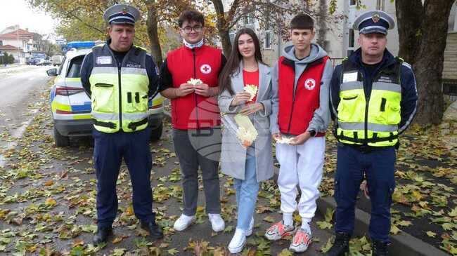 Пътни полицаи и доброволци от БЧК в Разград призоваха за толерантност на пътя с кампанията „Послание на есенния лист“
