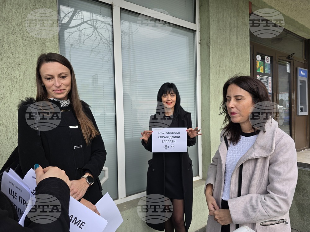 Служители на Националния осигурителен институт (НОИ) в Сливен излязоха на протест 