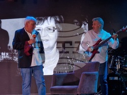 Стефан Димитров и Богдана Карадочена събраха приятели в концерта „Такъв е животът“, снимка – Даниел Димитров/БТА