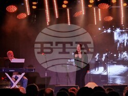 Стефан Димитров и Богдана Карадочена събраха приятели в концерта „Такъв е животът“, снимка – Даниел Димитров/БТА