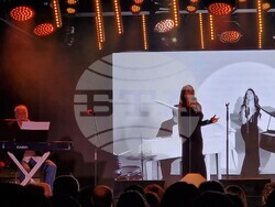 Стефан Димитров и Богдана Карадочена събраха приятели в концерта „Такъв е животът“, снимка – Даниел Димитров/БТА