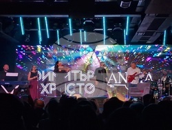 Стефан Димитров и Богдана Карадочена събраха приятели в концерта „Такъв е животът“, снимка – Даниел Димитров/БТА