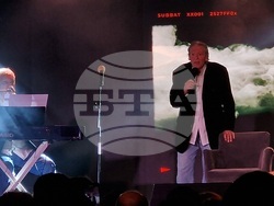 Стефан Димитров и Богдана Карадочена събраха приятели в концерта „Такъв е животът“, снимка – Даниел Димитров/БТА