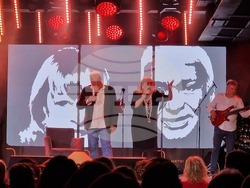 Стефан Димитров и Богдана Карадочена събраха приятели в концерта „Такъв е животът“, снимка – Даниел Димитров/БТА