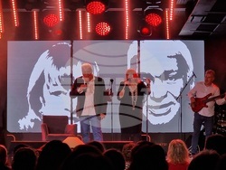 Стефан Димитров и Богдана Карадочена събраха приятели в концерта „Такъв е животът“, снимка – Даниел Димитров/БТА