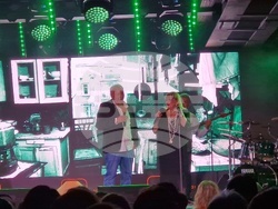 Стефан Димитров и Богдана Карадочена събраха приятели в концерта „Такъв е животът“, снимка – Даниел Димитров/БТА