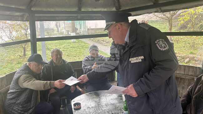 Полицаи разясняваха на жители на новопазарски села възможни измами, свързани с въвеждането на еврото в България 