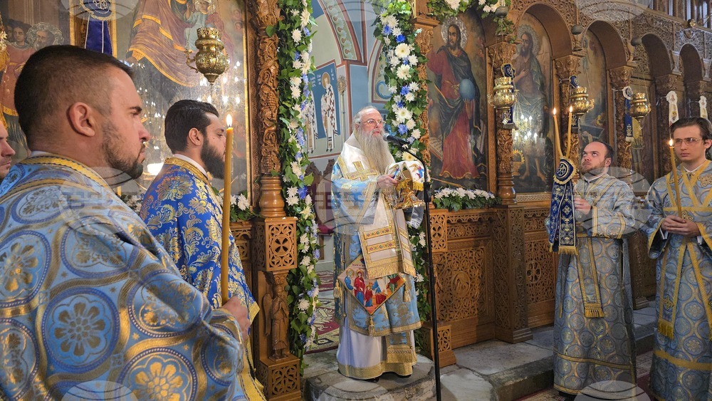 Истинското семейство е църква, пълна с благодатта, каза в Панагюрище Пловдивският митрополит Николай