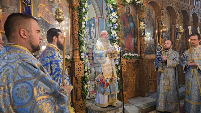 Истинското семейство е църква, пълна с благодатта, каза в Панагюрище Пловдивският митрополит Николай