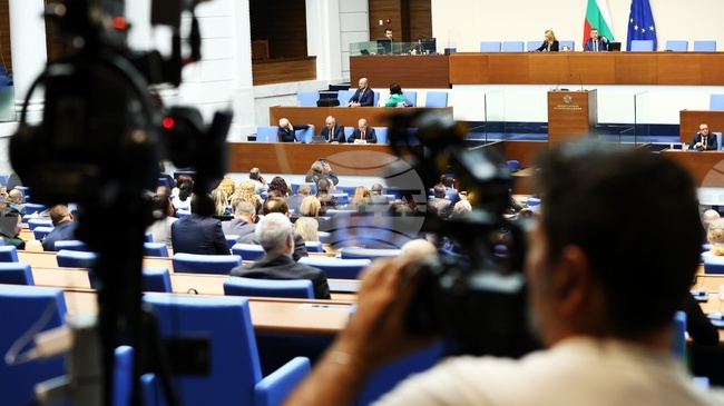 Парламентът прие проектобюджетите на държавата, на НЗОК и на ДОО след часове дебати в два пленарни дни