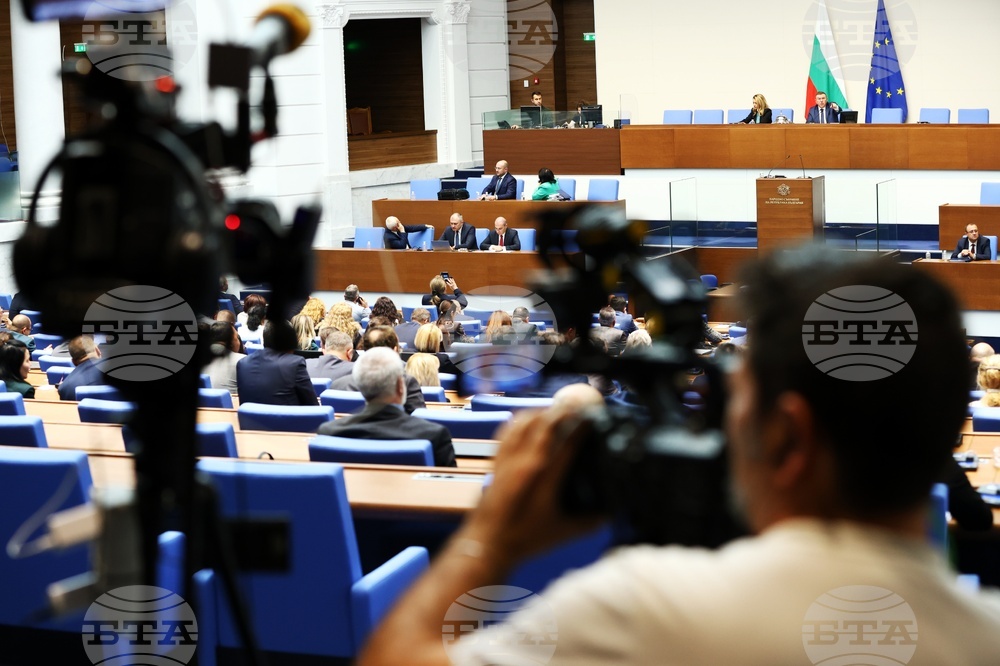 Парламентът прие на първо четене проектобюджетите на държавата, на НЗОК и на ДОО след часове дебати в два пленарни дни