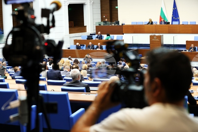 Парламентът прие на първо четене проектобюджетите на държавата, на НЗОК и на ДОО след часове дебати в два пленарни дни