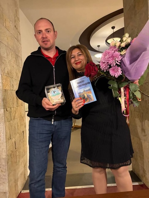 Габриела Методиева представи първата си стихосбирка „Банско – Райска градина“ и дари средствата от продажбата на фондация ,,Банско за теб"