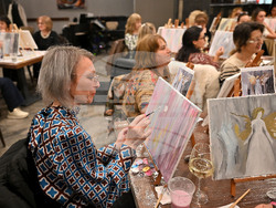 Монтана - рисуване на чаша вино - благотворителна акция