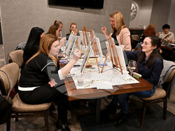 Монтана - рисуване на чаша вино - благотворителна акция