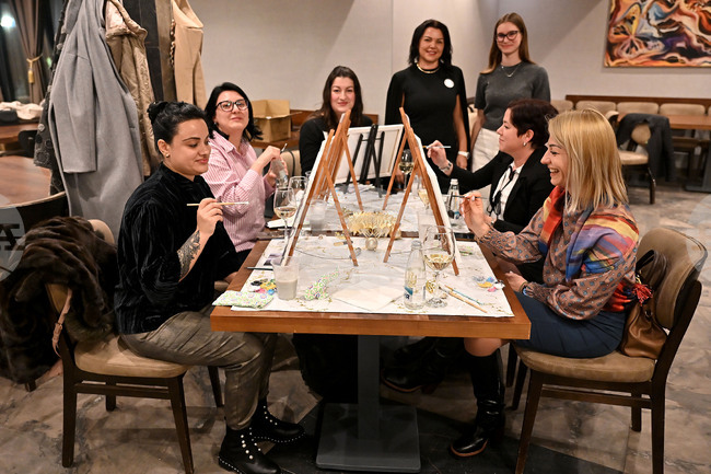 Монтана - рисуване на чаша вино - благотворителна акция