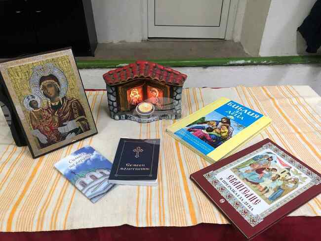 С тематични стихотворения, приказки и песни Трето основно училище „Гоце Делчев“ в Петрич отбеляза Деня на християнското семейство