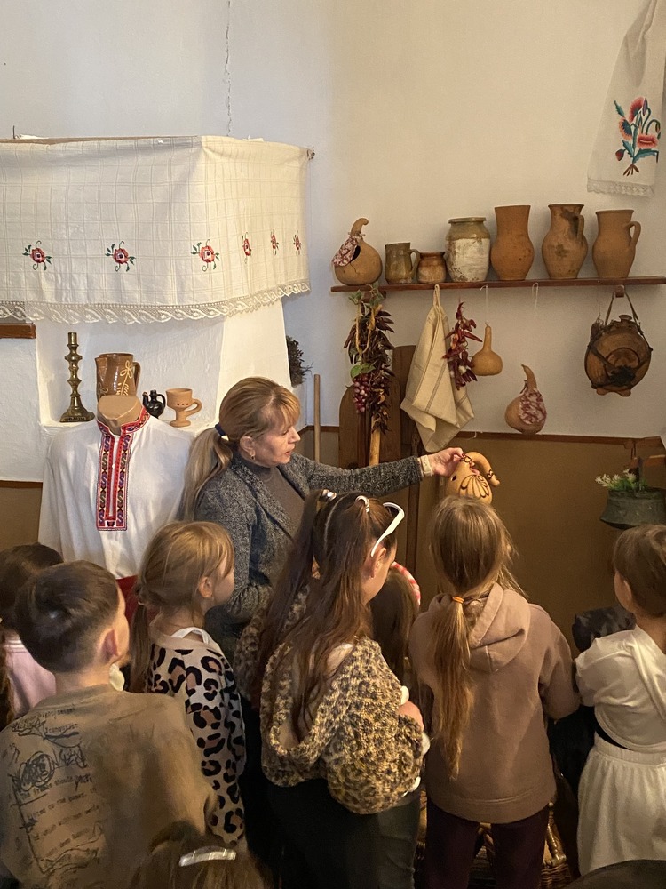 Ученици от частно училище в Измаил посетиха Областния център за българска култура в Болград, Украйна