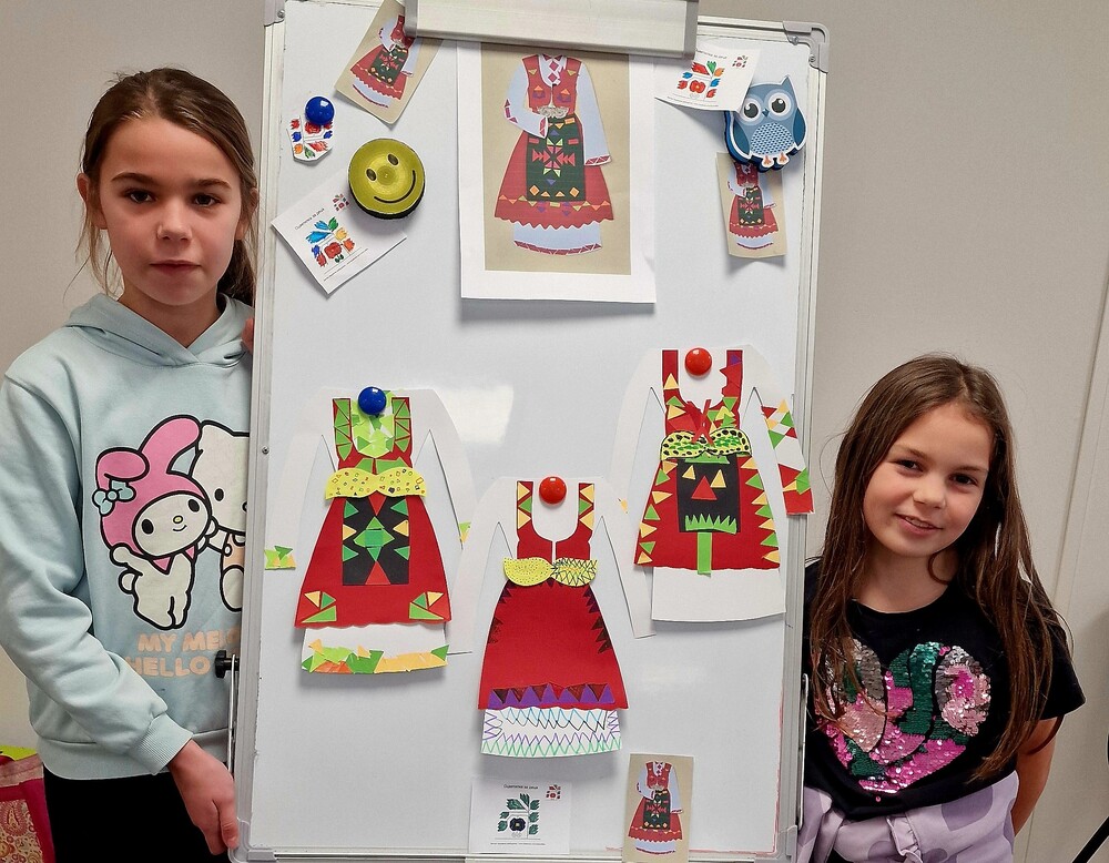 Занятия, посветени на българските носии и шевици, имаха учениците от първи и втори клас в училище „Родолюбие“ в Норич, Англия