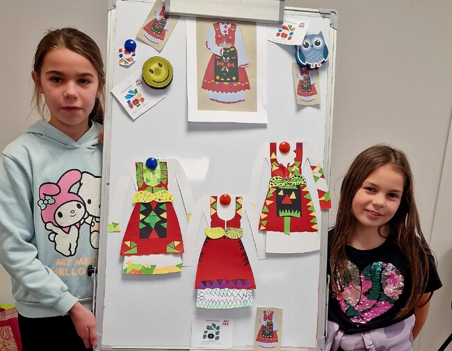 Занятия, посветени на българските носии и шевици, имаха учениците от първи и втори клас в училище „Родолюбие“ в Норич, Англия