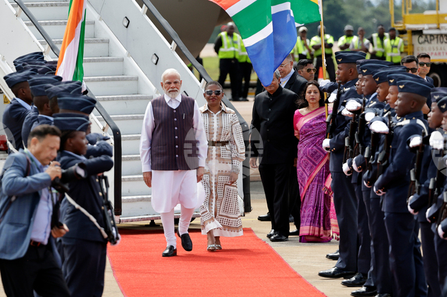 ПТИ: Нарендра Моди пристигна в Южна Африка за срещата на върха на Г-20