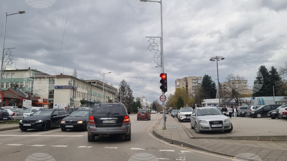 Започна монтажът на коледната украса в Търговище