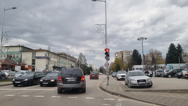 Започна монтажът на коледната украса в Търговище