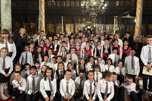 Ученици от Самоков представиха рецитал по случай Деня на християнското семейство в храм „Успение Богородично“