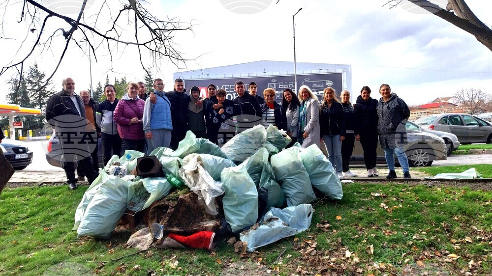 Експерти от РИОСВ и гимназисти почистиха гората край булевард „Освобождение“ в Хасково 