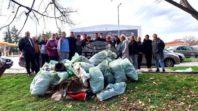 Експерти от РИОСВ и гимназисти почистиха гората край булевард „Освобождение“ в Хасково 