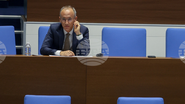 Имаме проблем с онлайн средата и с това, че в нея има съдържание, което е свързано с насилие, каза министър Красимир Вълчев 