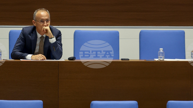 В Регионалните управления на образованието няма одитори, които да осъществяват финансов контрол, каза министър Красимир Вълчев 